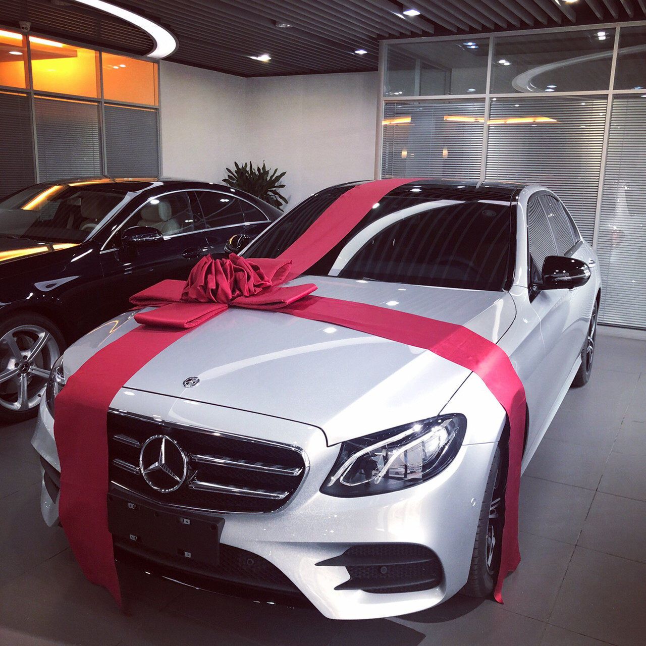 看了好久的车终于订下了这款奔驰车车