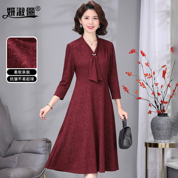 
October Xi’s mother’s wedding dress is high-end and can be worn normally