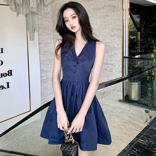婷曼丽收腰V领连衣裙
