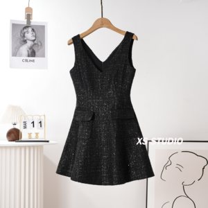 
High-end sexy little slim strap dress for women 2025 spring and autumn, French celebrity V-neck slim a-line skirt