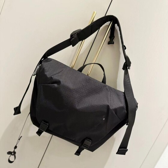 
10L Large Capacity Flip Shoulder Bag Messenger Bag Backpack Bag Waterproof Outdoor Waterproof Travel Mountaineering Wear-Resistant Men and Women