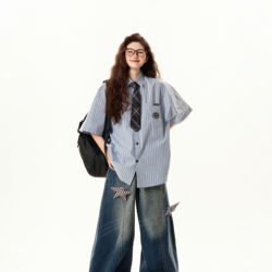 Repeatedly Asked about the Retro College-Style Vertical Striped Short-Sleeved Shirt for Women, a New Summer Loose-Fitting Versatile Couple Shirt Trend