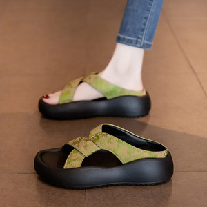 
Summer slippers for women with skirts 2026 new thick-soled casual beach sandals fashionable pregnant women slip-ons