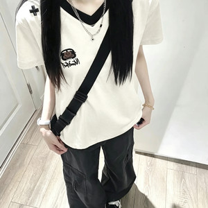 
American milk white contrast color V-neck embroidered little monkey short-sleeved women's T-shirt summer new slim right shoulder cartoon short top
