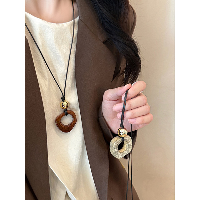 Camel bone pendant necklace women's light luxury temperament high-end long autumn and winter sweater chain 2025 new decorative accessories