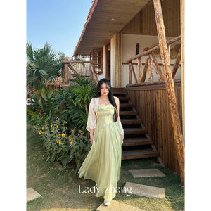 
The eldest lady is slightly fat, plus size, and has a one-shoulder green suspender dress. She has a feminine temperament and is a seaside resort waist-length dress.