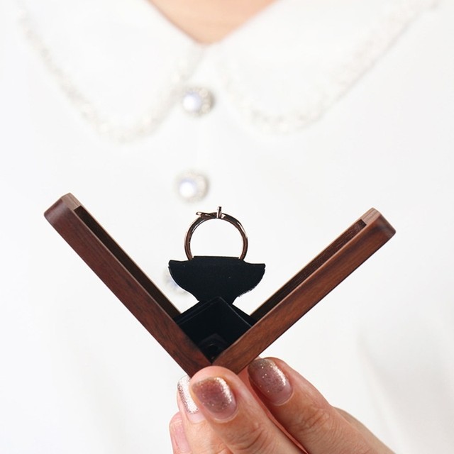 Fashion diamond ring box rotation, marriage marriage ring gift ring jewelry box storage box jewelry jewelry rectangular wooden box retro
