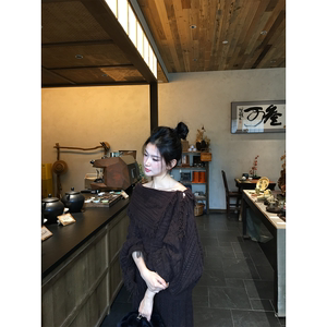 
Huangliang Elovey Tencel wool heavy-duty fringed off-shoulder sweater + elastic waist slit skirt two-piece set