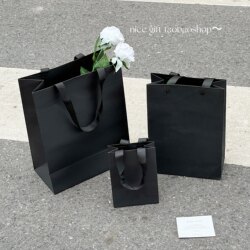 High-End Black Gift Bag, Thickened Rivet Style Kraft Paper Bag, Clothing Shopping Storage Bag, ins Style Souvenir Gift