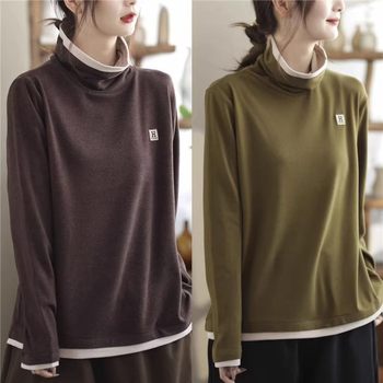 Western mothers wear large long -sleeved T -shirts in the top
