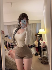 
Litao wants to sleep ya, waiting for you to go home ~ Japanese wife is gentle! Beige large U-neck base top shorts