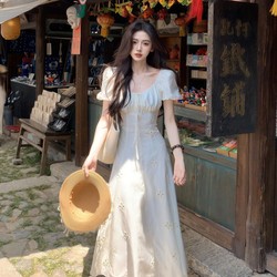 Lu Yuesin French-Style White Short-Sleeved Dress for Women, Summer Vacation Style, Puff Sleeves, Elegant Waist-Cinching Slimming Long Dress