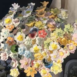 Jingdezhen Handmade Ceramic Flower Ornaments, Artificial Flower Desktop Decorations, Creative Birthday Gifts for Best Friends, Classmates, and Teachers