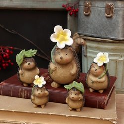 Cute Green Leaf Hedgehog Couple Resin Figurine Creative Display for Window, Entrance, Dining Room, Courtyard, and Garden Decoration