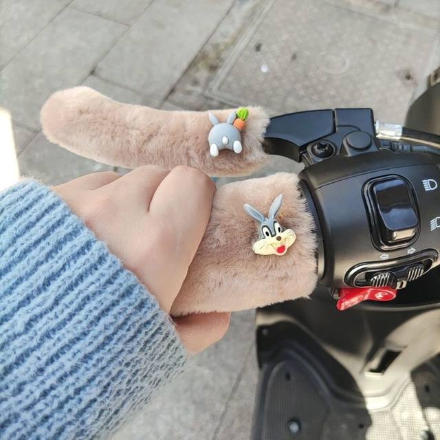Electric car handle handlebar handlebar handlebar plus velvet thickened universal hand handlebar cartoon small accessories cute gloves
