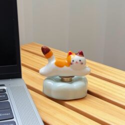 Jingdezhen Rotating Three-Flowered Kitten Ceramic Ornament, Cute Ceramic Spinning Desktop Decoration, Creative Car Decoration
