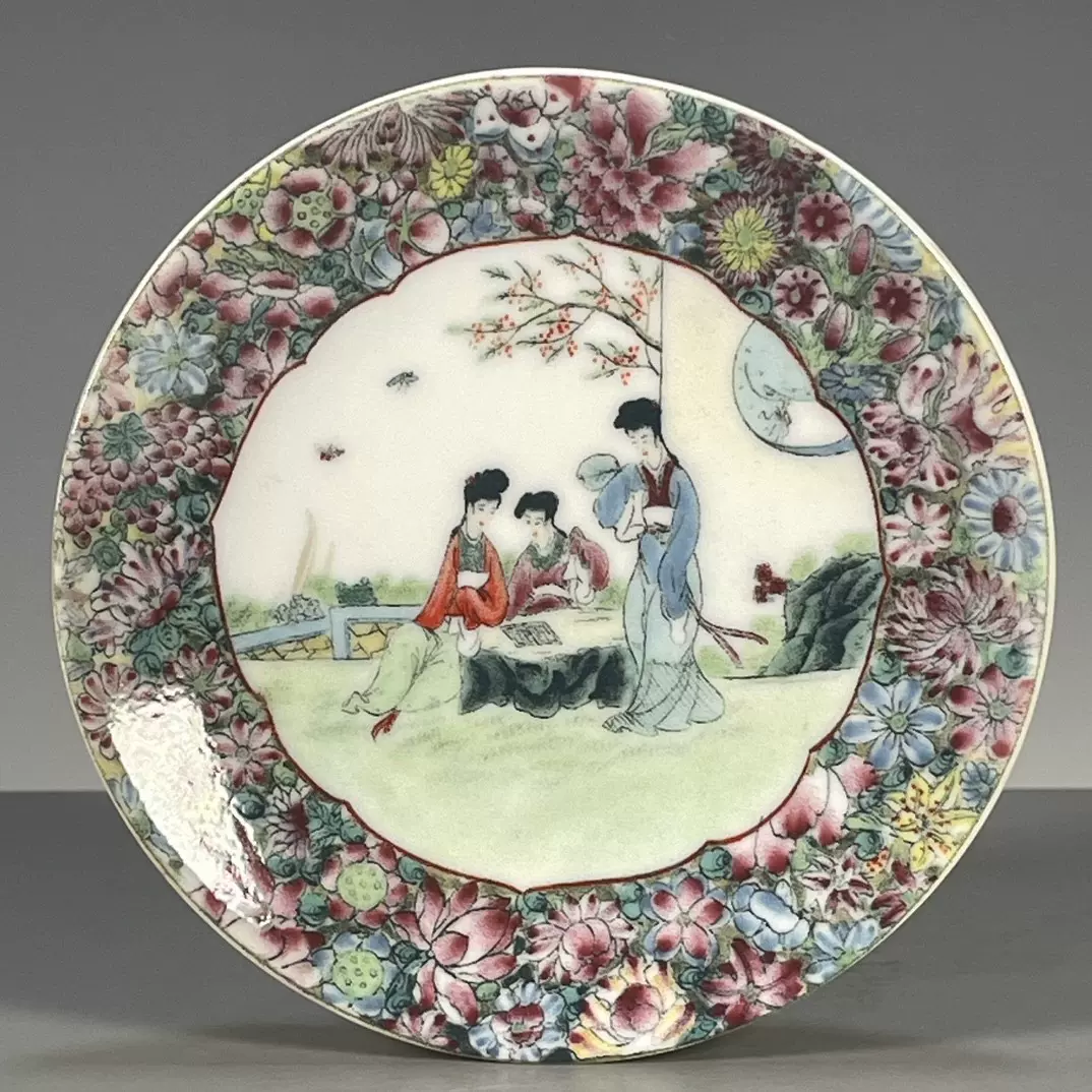 乾隆年製　粉彩唐子文大皿 美しさの価値とは?】清朝粉彩花鳥紋輪花皿 乾隆帝時代 - ANTIQUE