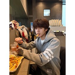 American-Style Trendy Striped Hooded Sweatshirt for Men, 2026 New Model, Loose-Fitting Zip-Up Gray Jacket, Casual Versatile Top