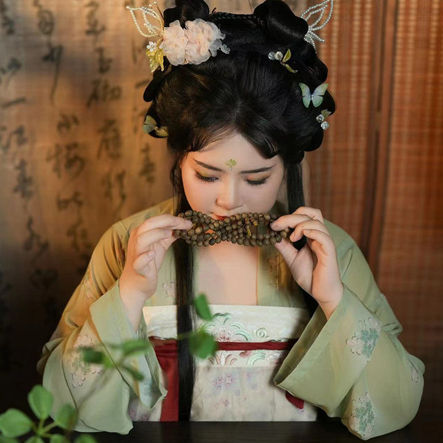 High -end agarwood bracelet Natural agarwood Buddha Mits and Crown Bracelet Protection Zhenzhen Zhenxiang Seika goods
