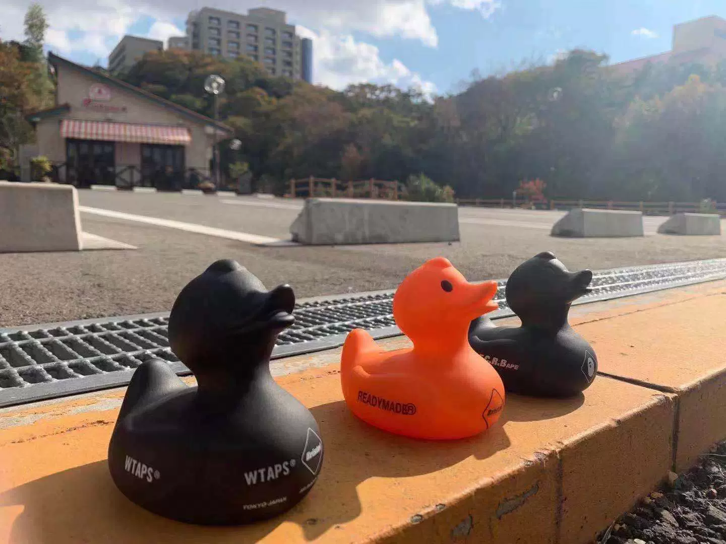 现货FCRB RUBBER DUCK玩具鸭子潮牌摆件玩具WTAPS BAPE READYMADE-Taobao