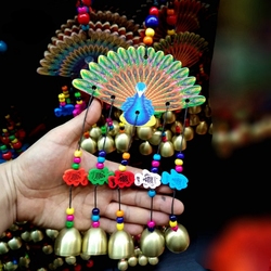 Lijiang, Yunnan Etnický Styl Dongba Charakteristické Ruční Práce Dřevěná Deska Barva Páv Vítr Zvonek Přívěsek šperky Cestovní Suvenýry