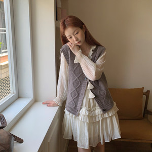 
Lsland retro v-neck twist knitted vest vest vest vest among women in autumn and winter new layered versatile cardigan