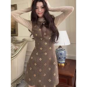 
Rich girl Xiao Xiang style camisole dress women's autumn and winter high-end temperament waist slimming A-line short skirt