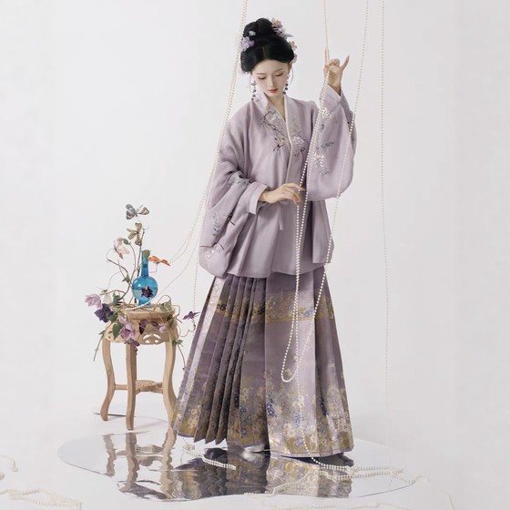 
Original Hanfu for women [Ruanyanluo] Ming-made cross-dress with square collar, pipa sleeves, horse-faced skirt, purple suit, autumn and winter style