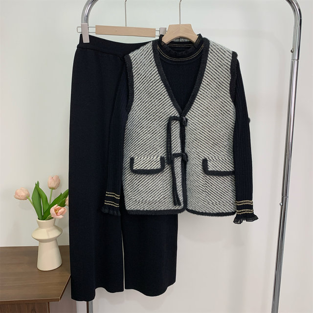 Middle-aged mother's spring and autumn clothing, Chinese style buttoned vest sweater and sweater suit, large size fashionable sweater casual pants three-piece set