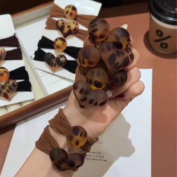 
This year’s popular leopard print frosted hair tie