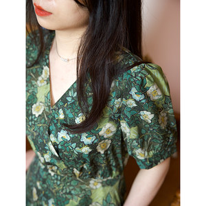 
[Van Gogh's Wild Rose] V-neck dress with short sleeves, high waist pockets, slim straps, green tea skirt, summer women's