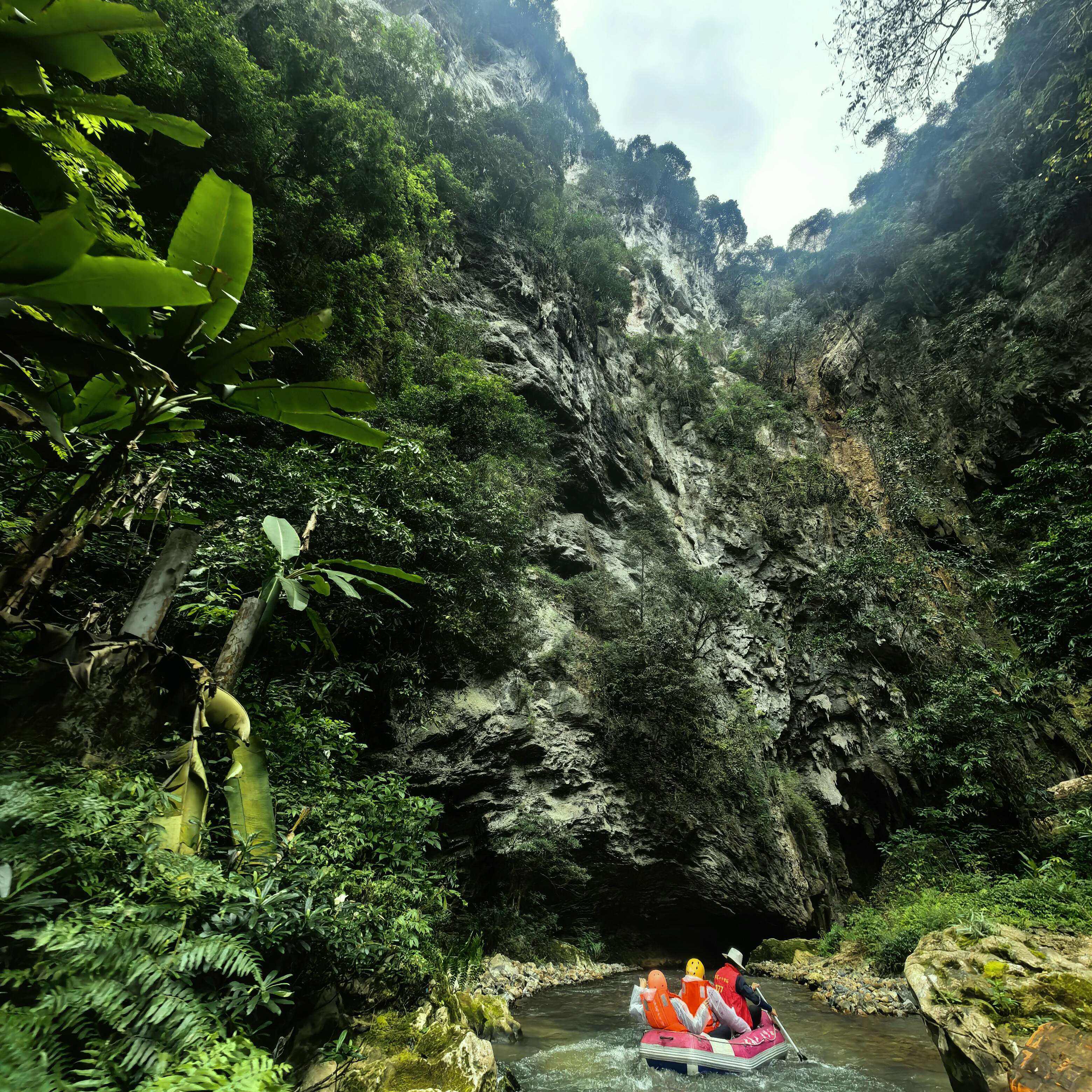 南宁起止广西旅游6天5晚跟团游北海银滩百色古龙山崇左德天瀑布