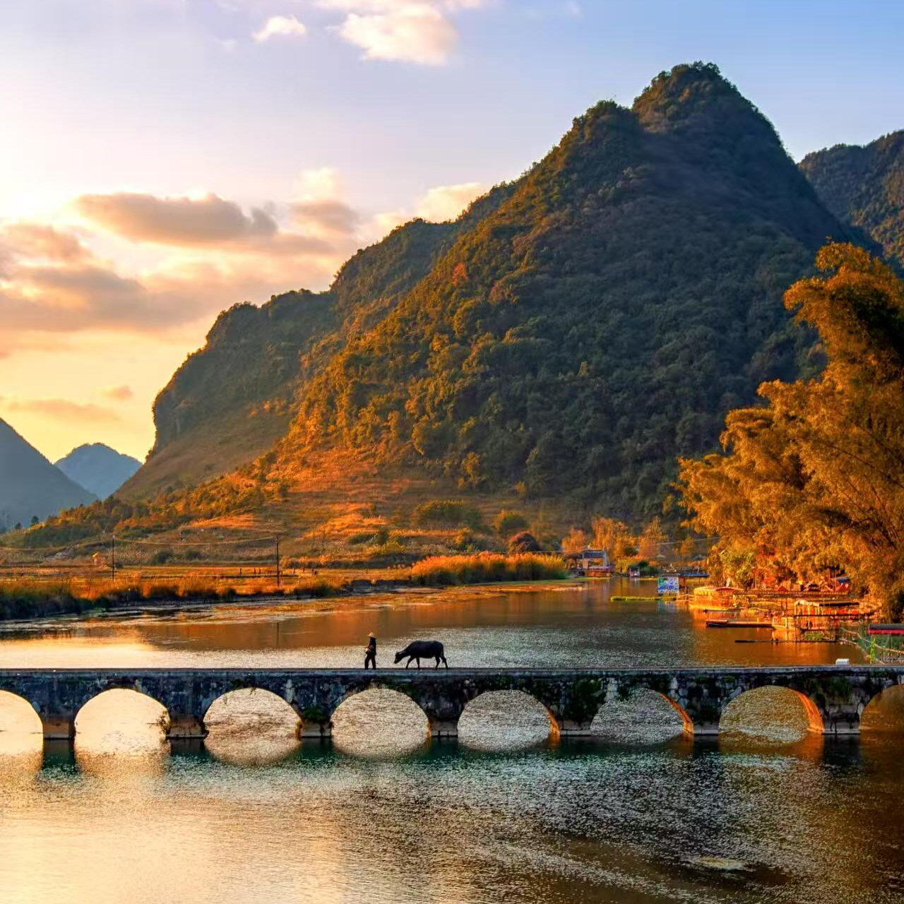 南宁起止广西旅游6天5晚跟团游北海银滩百色古龙山崇左德天瀑布