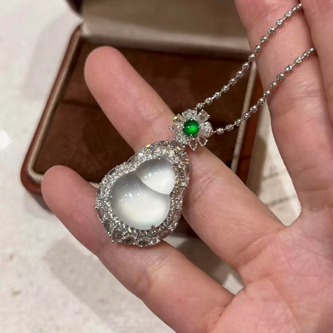 本翡翠 k18氷種花柄福葉ネックレストップ 本翡翠 k18氷種