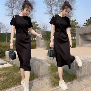 
French Hepburn style black T-shirt dress for women in summer design niche temperament off-shoulder waist-hugging A-line midi skirt