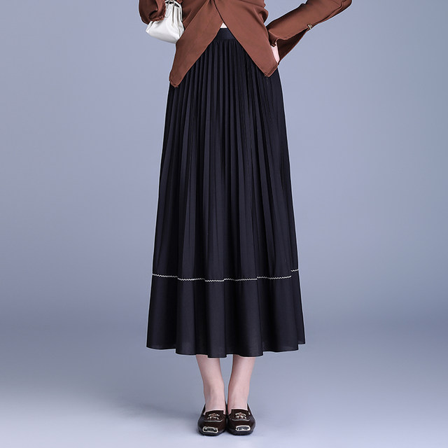 La Chapelle's new spring 2025 loose A-line mid-length over-knee pleated skirt for women