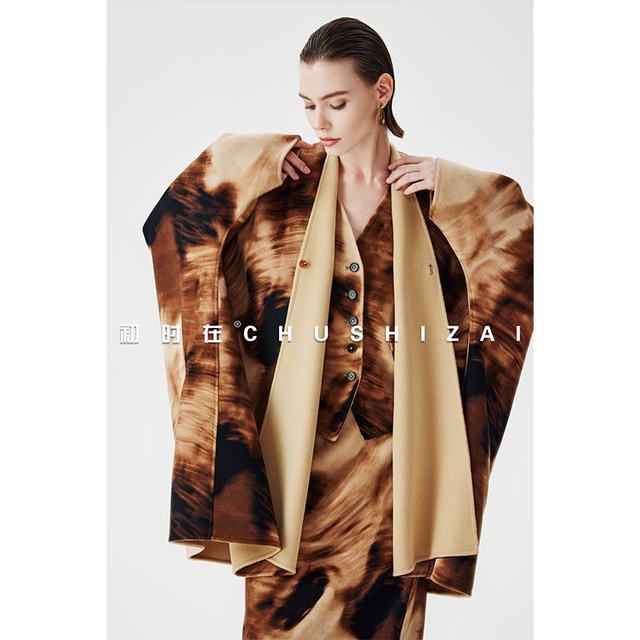 At the beginning, the high-end cloak jacket with cashmere design and retro smudge coat 5162
