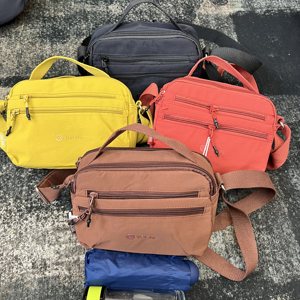 
Hand-held crossbody bag with multiple compartments for mobile phones, red Japanese and Korean style lightweight sports cloth bag, versatile for shopping and commuting, washable