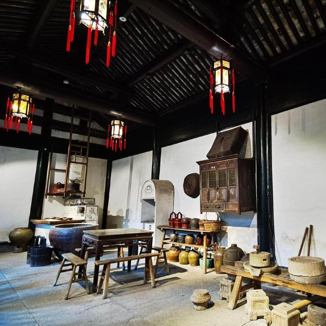 绍兴鲁迅故里三味书屋+百草园+仓桥直街+乌篷船体验+资深讲解