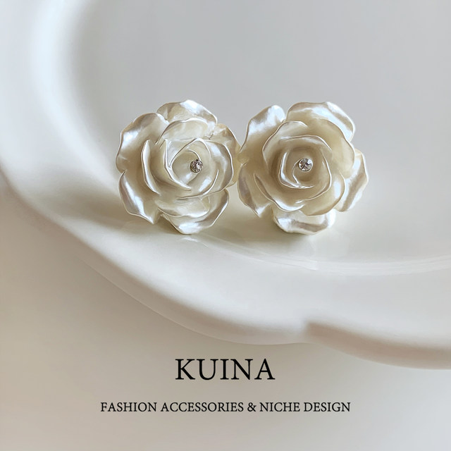 White camellia earrings for women, French style, light luxury, high-end, temperament, niche, unique and beautiful earrings