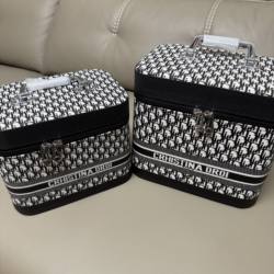 Thickened High-Quality Cosmetic Bag for Women, Portable 2025 New Model, High-End, Large Capacity, Super Popular Cosmetics Storage Box