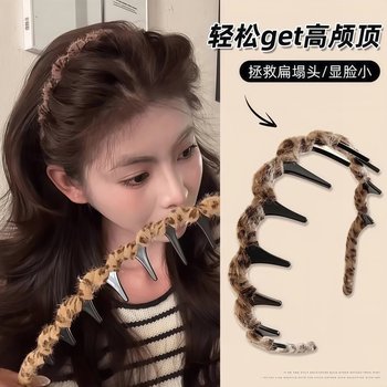 
Elegant plush leopard print wavy headband with a high-end feel