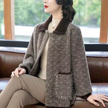 
Mom wears a fashionable wool top in autumn and winter