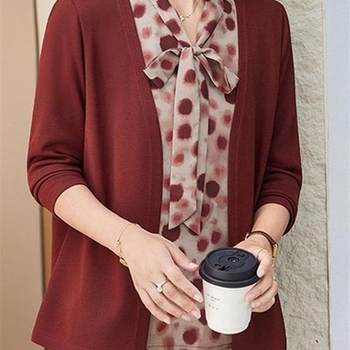 
Middle-aged and elderly autumn new long-sleeved bottoming shirt women's fashionable knitted cardigan mother's wear splicing fake two-piece top