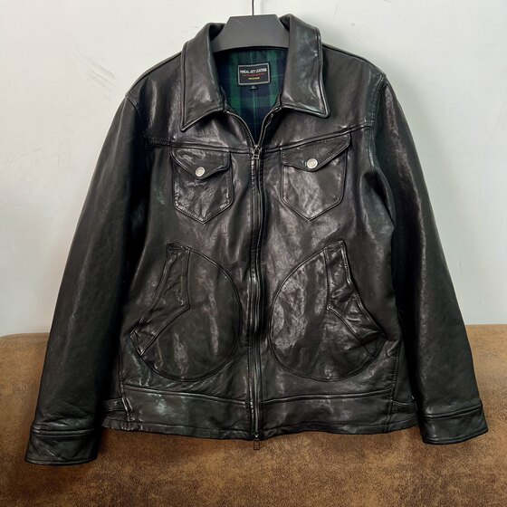 
Sheepskin Mendoza. Men's black vintage washed distressed lapel short classic leather jacket.