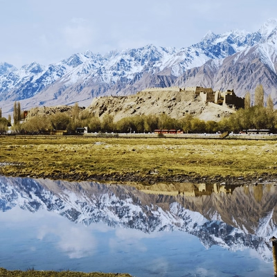 新疆南疆8天7晚专车自由行丨白沙湖班迪尔蓝湖+天山峡谷+喀什古城