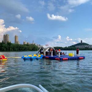 Water floating tube floating bridge dragon boat race breeding floating board plastic fishing platform floating dock anti -collision barrel scene event activity

