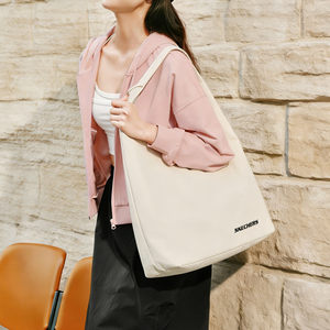 
Skechers Tote Bag 2026 New Women's Triangular Bag Large Capacity Shoulder Bag Fashion Commuter Bag Mom Bag