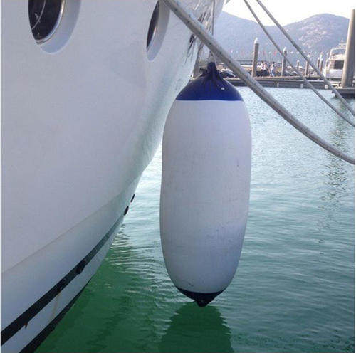 Boat lean to the ball to prevent the ball of the ball hanging the ball yacht and the ball.