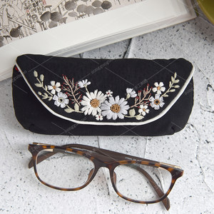 
Pineapple White Moonlight Handmade DIY European Embroidery Glasses Bag Material Pack Newbie Embroidery Tool Set